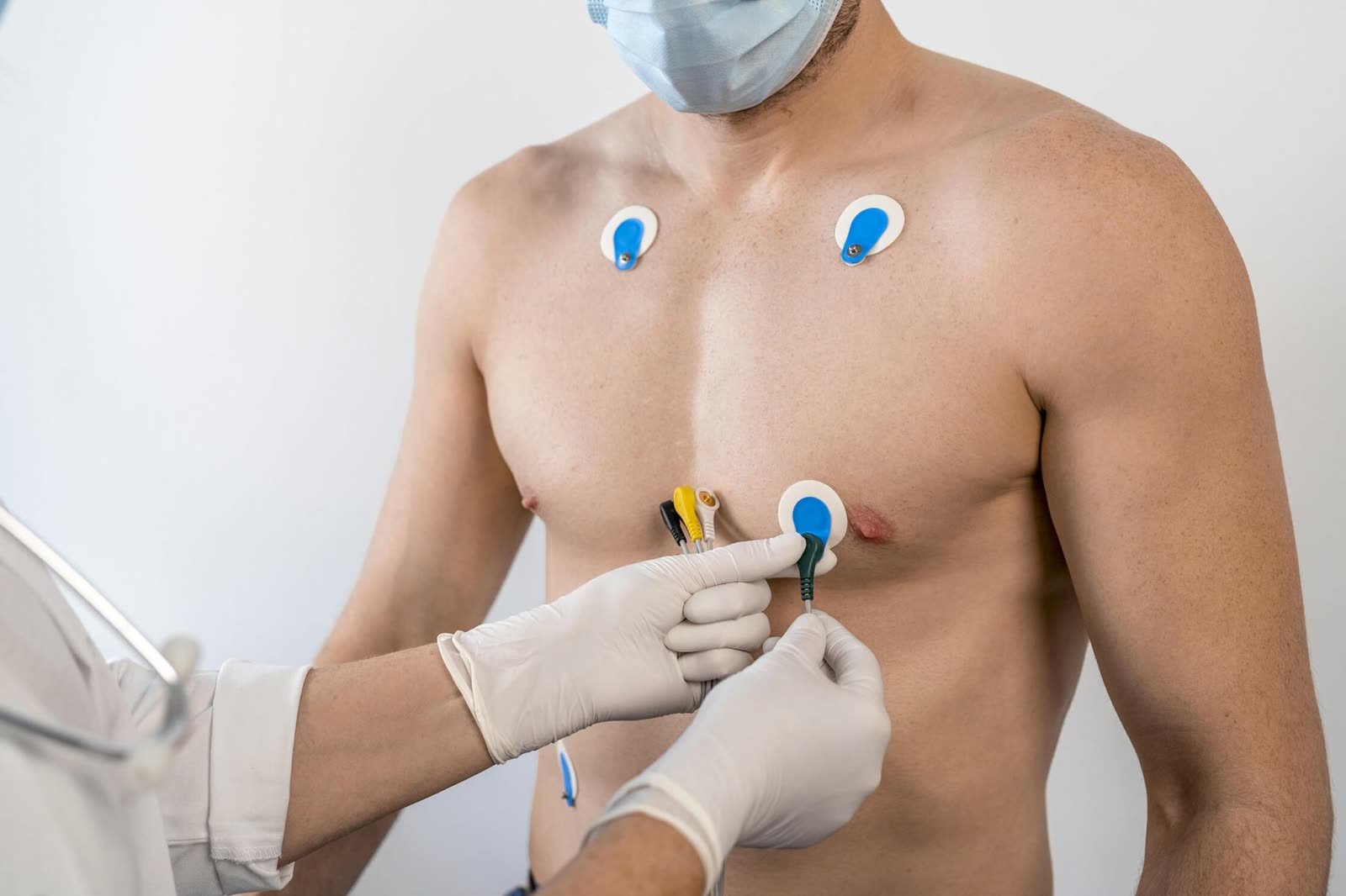 Anlegen der Elektroden vor einer Cardisiographie