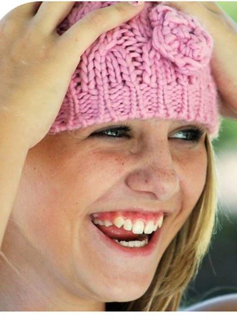 Lächelnde junge Frau im Freien